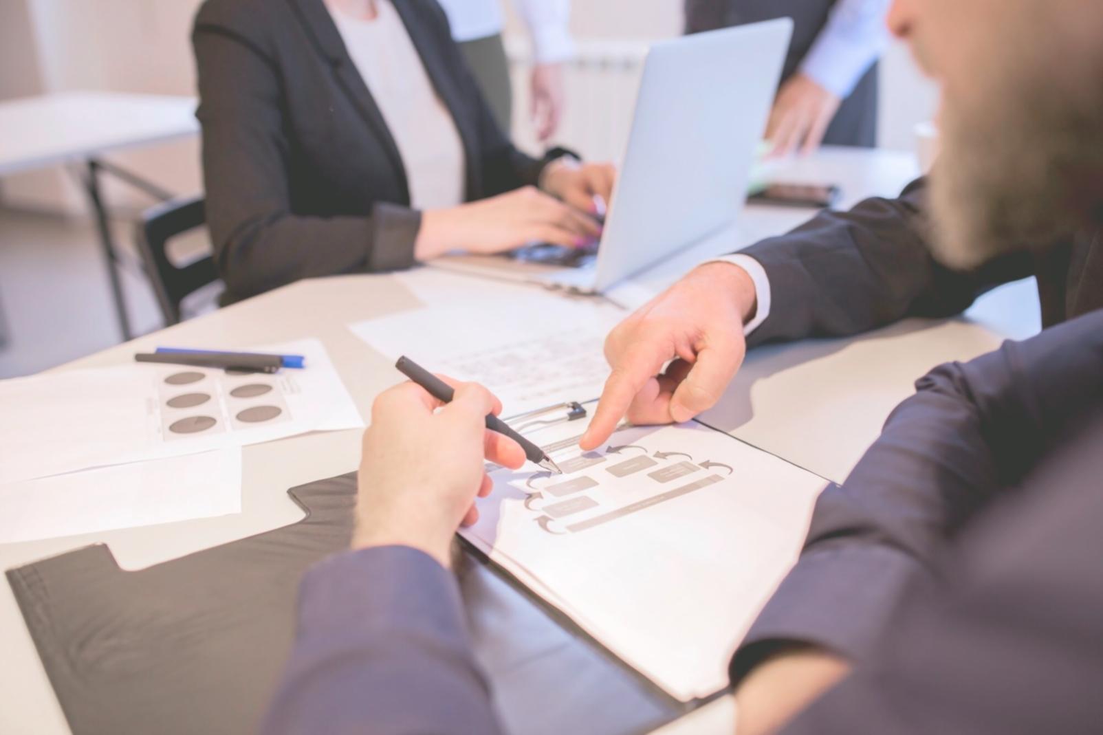 Studente che utilizza metodi di apprendimento adattivi per l'analisi finanziaria